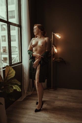Dezi2022_topless_robe